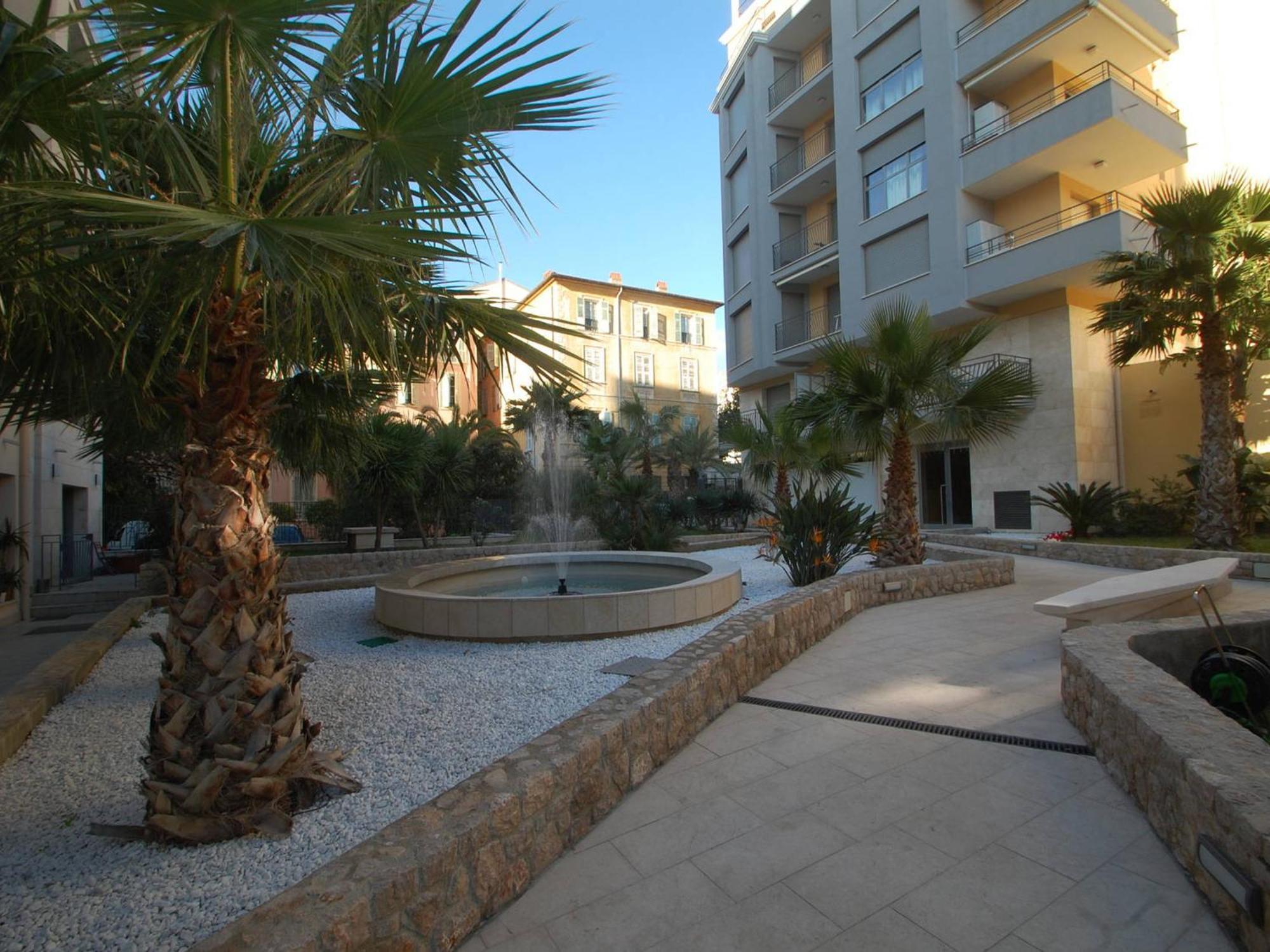 Charmant 2P Moderne Avec Terrasse, Parking Prive, En Plein Centre De Menton, A 2 Pas De La Mer - Fr-1-196-200 מראה חיצוני תמונה